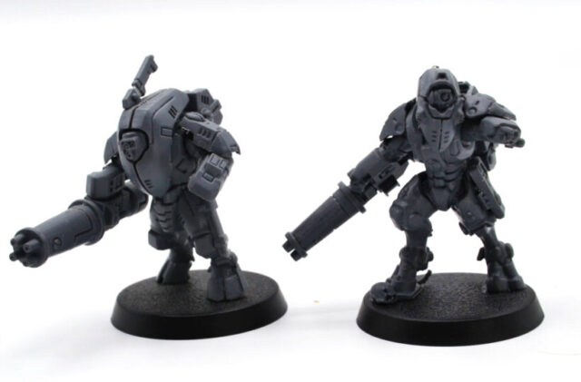 Warhammer 40,000 T’au XV25 vs XV26 Stealth Battlesuit review