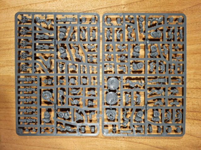 Warhammer 40,000 T’au XV25 vs XV26 Stealth Battlesuit review