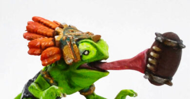 Blood Bowl V3 Lizardmen Chameleon Skink miniature, showcasing a stealthy reptilian player for a fantasy tabletop football team.