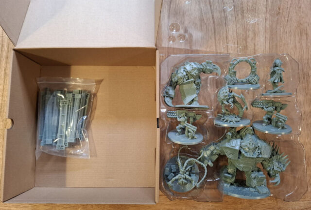Reichbusters Reloaded unboxing showing the box contents and miniatures