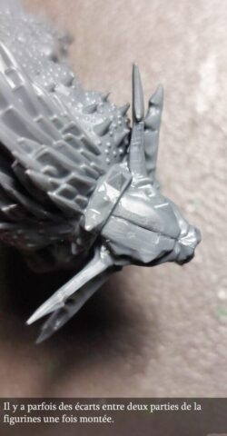 Reboucher une figurine avec de la colle plastique.