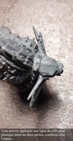 Reboucher une figurine avec de la colle plastique.