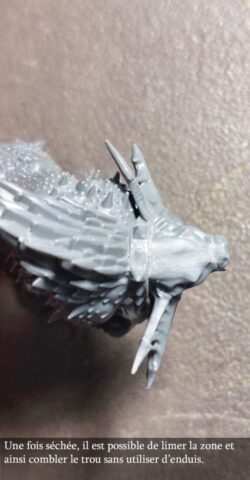 Reboucher une figurine avec de la colle plastique.