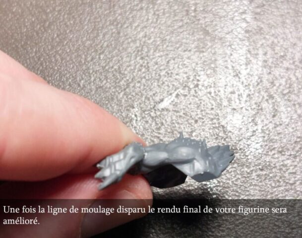 Comment retirer une ligne de moulage sur une figurine.